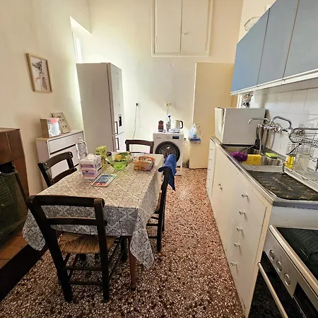 Cozy Traditional Stone House - 8 Min To Sandy Beach - Free Parking *