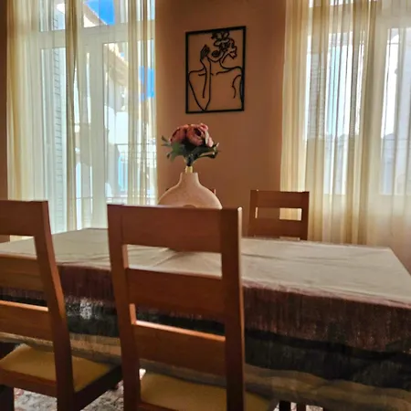 Cozy Traditional Stone House - 8 Min To Sandy Beach - Free Parking